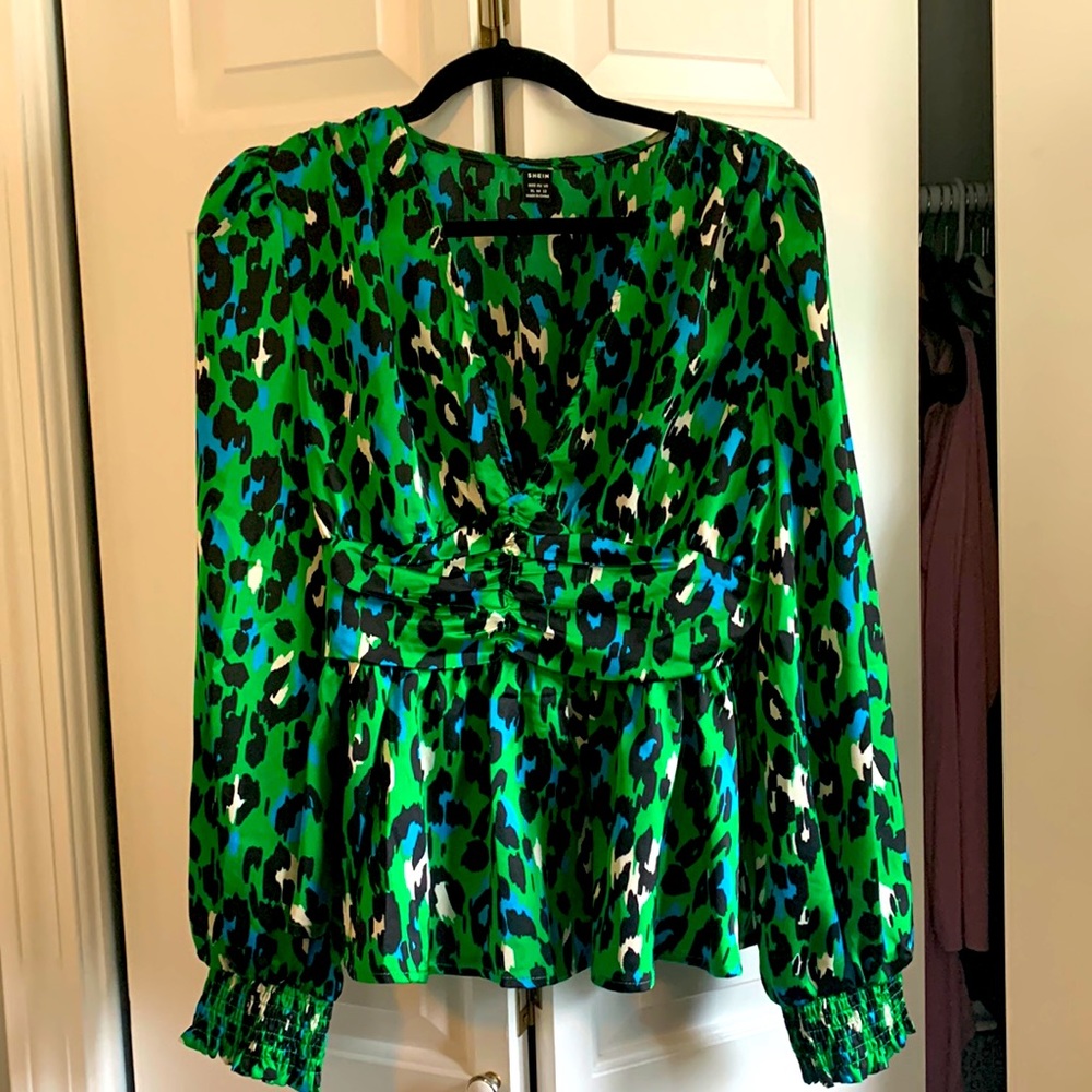 BEAUTIFUL green leopard satin-ish long sleeve top